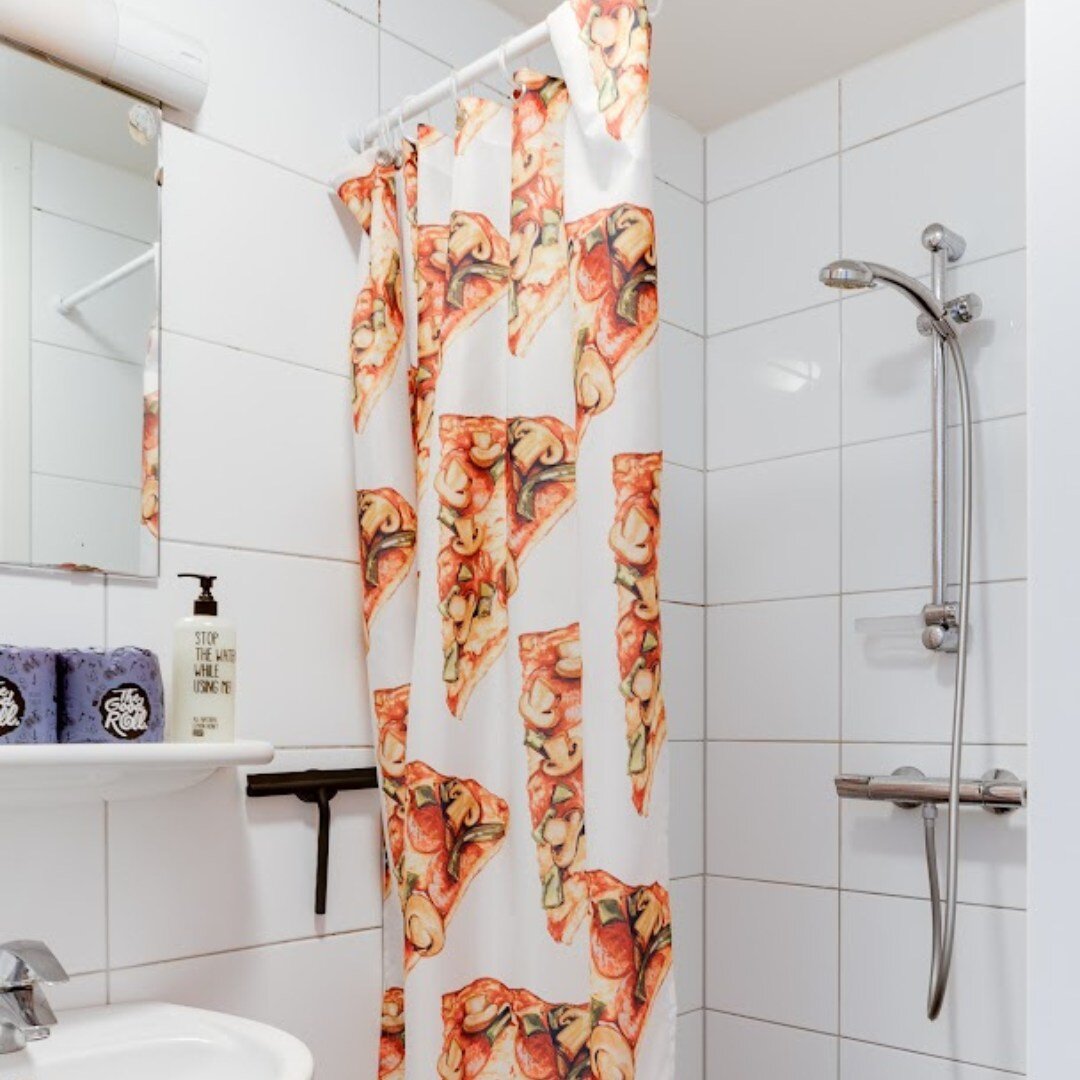 In Amsterdam you always get the munchies...just don't eat our shower curtains 🍕 🚿
#cocomama #hostel #amsterdam