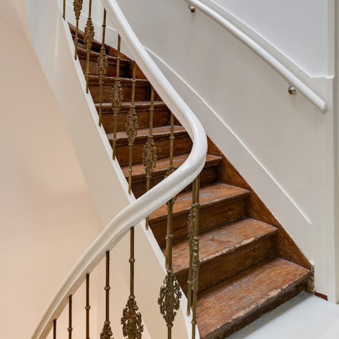 POV: You just woke up at Cocomama and are heading out to explore Amsterdam 🏃&zwj;♂️💨 
(Don't forget to snap a pic at this staircase tho - so iconic ✨)
#cocomama #amsterdam #hostel