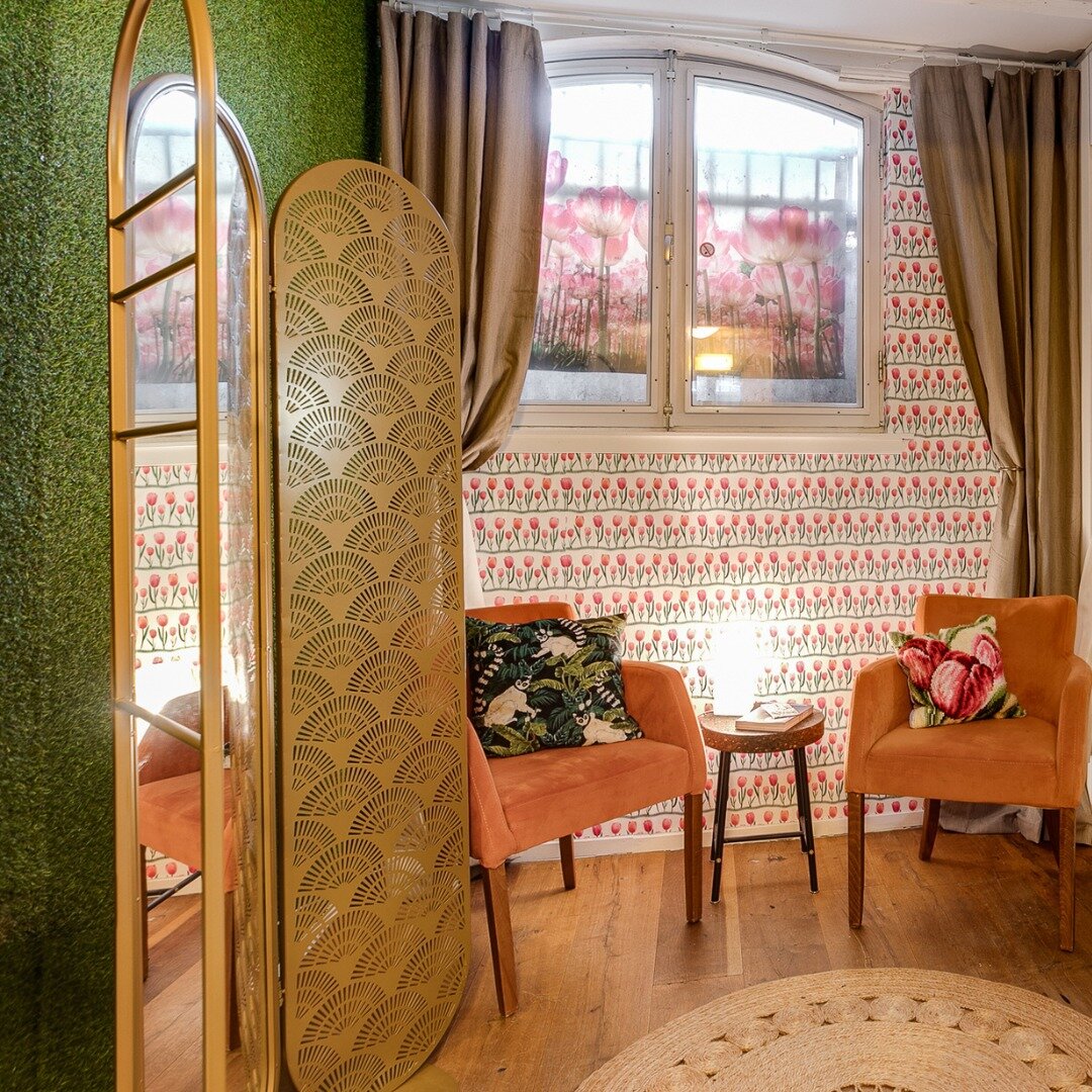 Move over, Narnia... Our mirror at Cocomama is the ultimate portal to a cozy and cool hostel stay! 😎
#cocomama #amsterdam #hostel