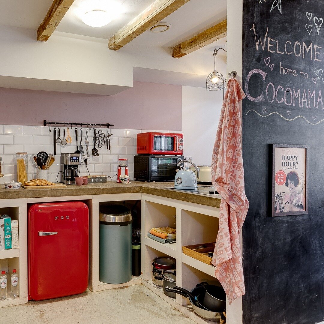 Is there a better sight than MAMA's kitchen after rolling out of your bed? 🛏 🌇
#cocomama #amsterdam #hostel